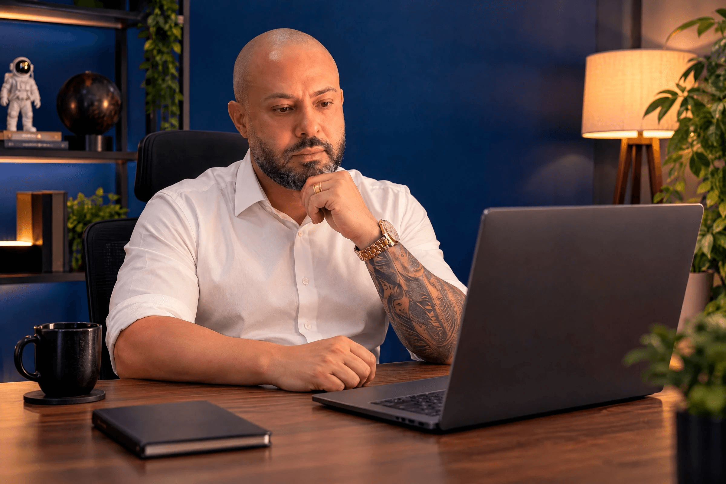 Gilson Loubet em atendimento online, pensativo diante do notebook