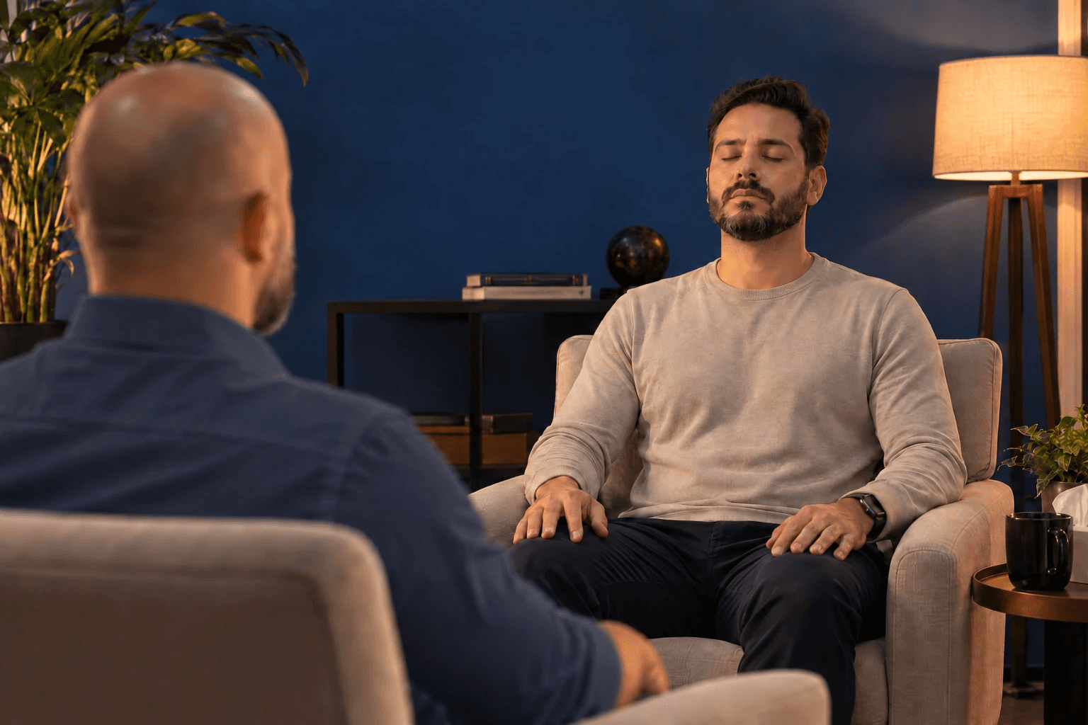 Sessão de breathwork: paciente de olhos fechados, respirando, acompanhado por Gilson Loubet